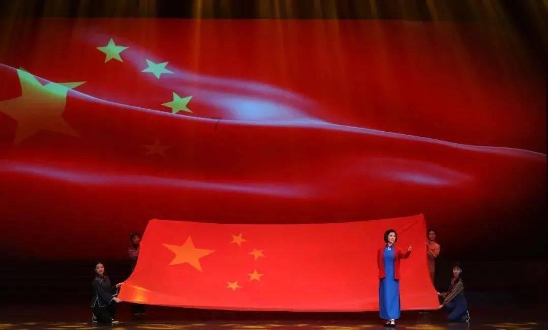 农技人员入果园 助力沃柑抗寒潮